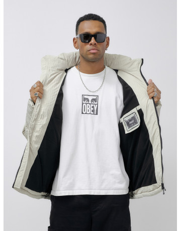 Мужская зимняя куртка свободного кроя для активного отдыха.