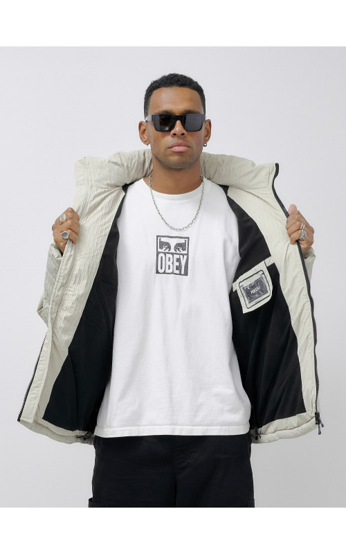 Мужская зимняя куртка свободного кроя для активного отдыха.