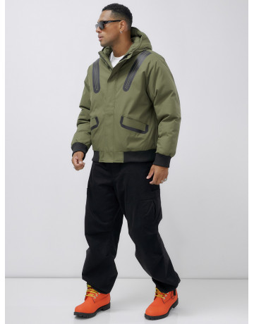 Мужская зимняя куртка с глубоким капюшоном.