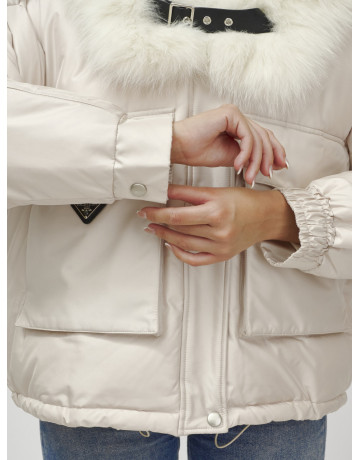 Зимний женский бомбер с меховой опушкой.