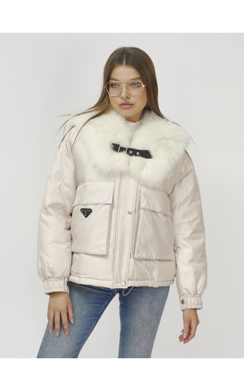 Зимний женский бомбер с меховой опушкой.