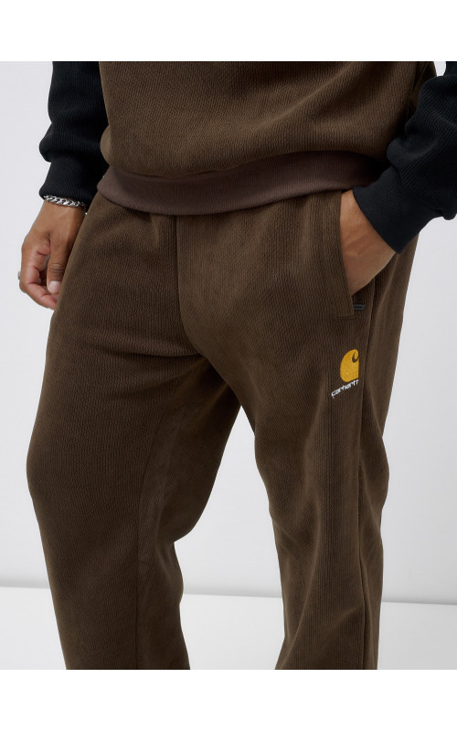 Мужской спортивный костюм для активного образа жизни.