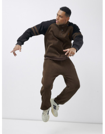 Мужской спортивный костюм для активного образа жизни.