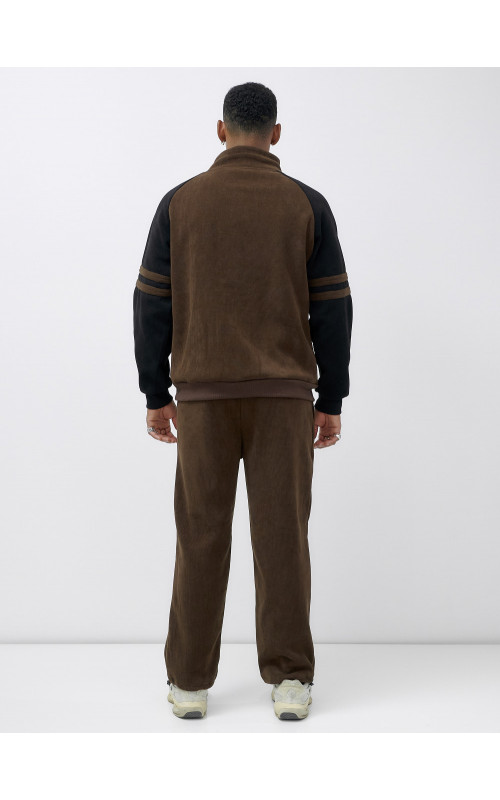 Мужской спортивный костюм для активного образа жизни.