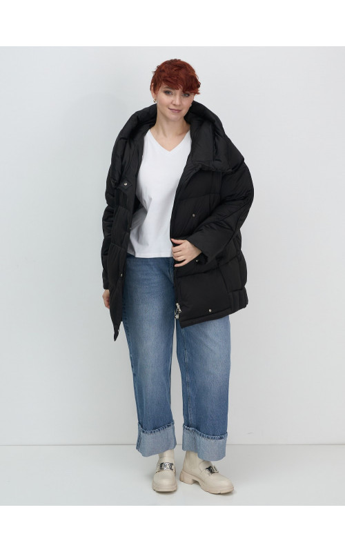 Женский зимний пуховик свободного кроя.