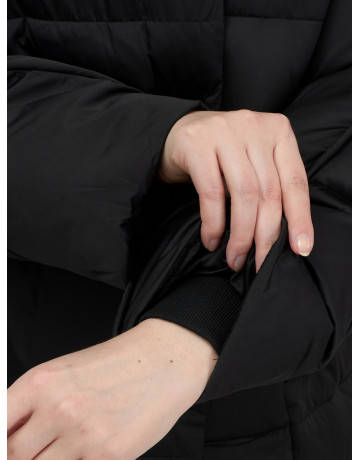 Женский зимний пуховик свободного кроя.