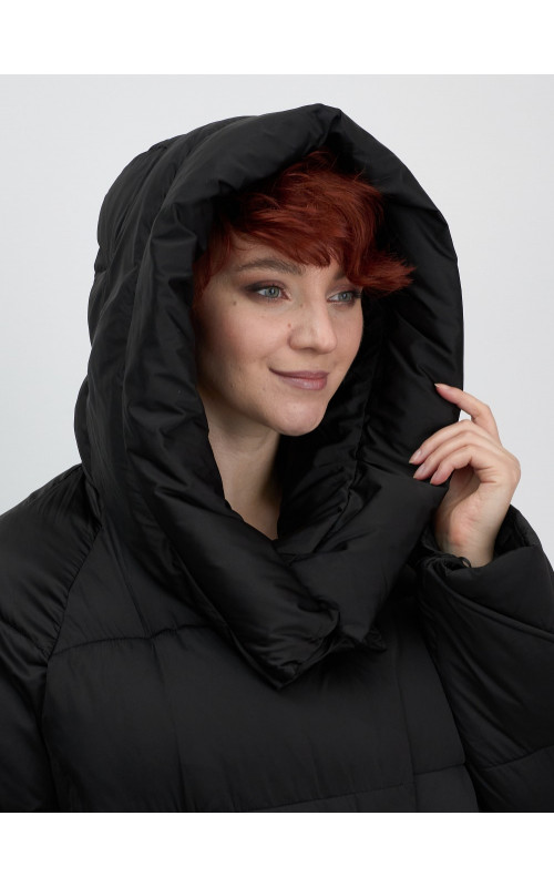 Женский зимний пуховик свободного кроя.