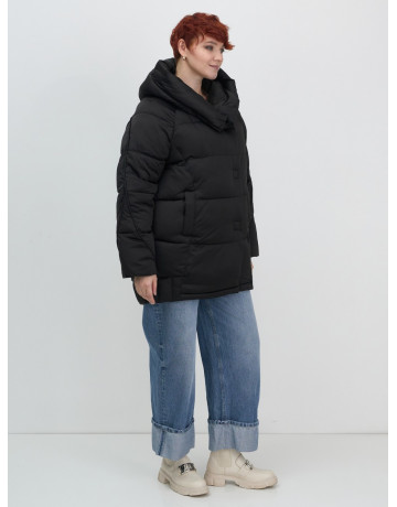 Женский зимний пуховик свободного кроя.