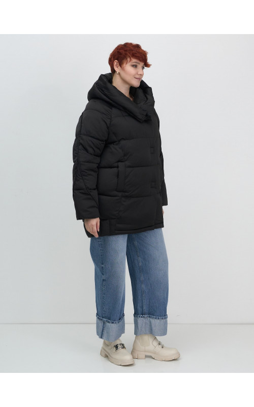 Женский зимний пуховик свободного кроя.