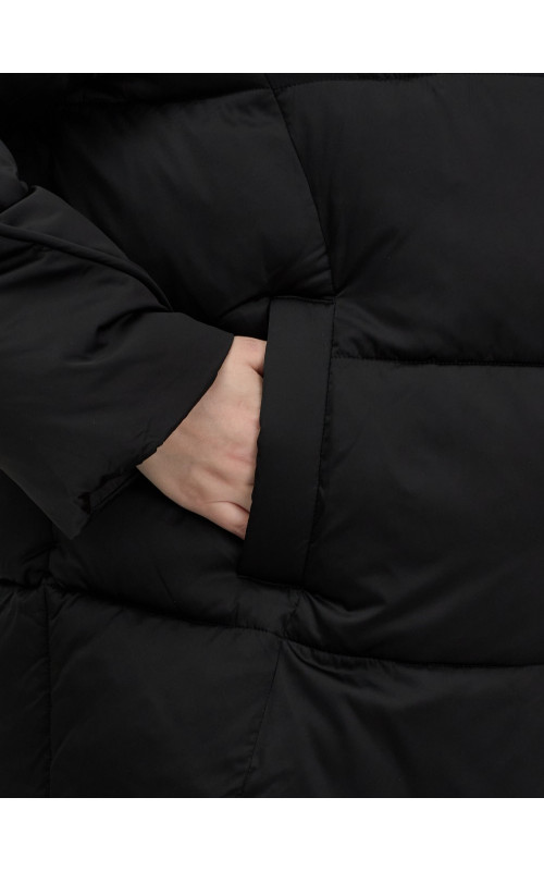 Женский зимний пуховик свободного кроя.