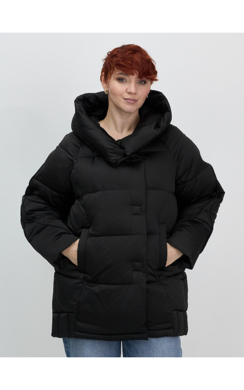 Женский зимний пуховик свободного кроя.