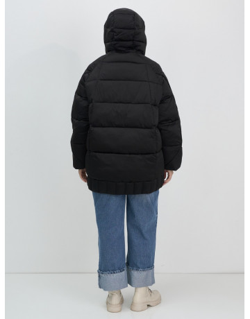 Женский зимний пуховик свободного кроя.