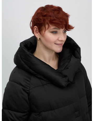 Женский зимний пуховик свободного кроя.