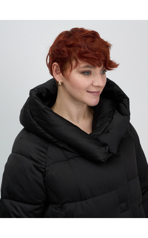 Женский зимний пуховик свободного кроя.