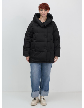 Женский зимний пуховик свободного кроя.