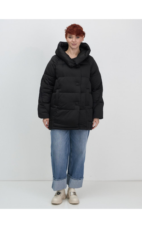 Женский зимний пуховик свободного кроя.