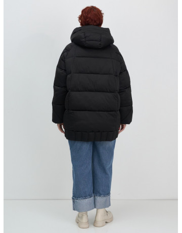 Женский зимний пуховик свободного кроя.