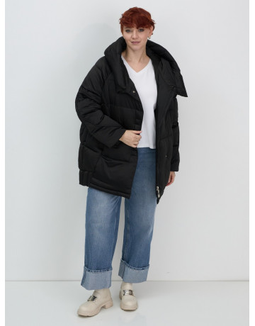 Женский зимний пуховик свободного кроя.