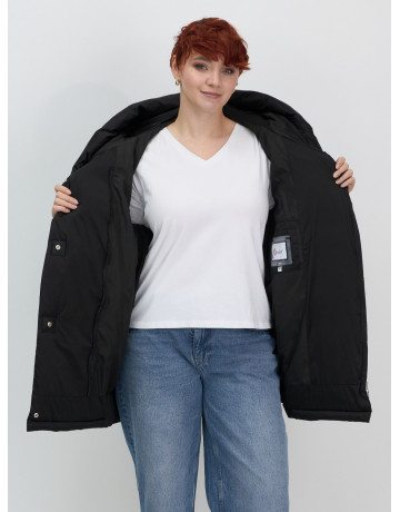 Женский зимний пуховик свободного кроя.