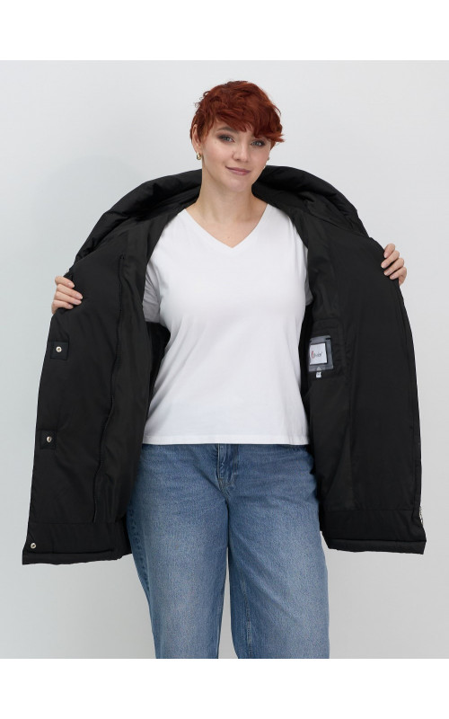 Женский зимний пуховик свободного кроя.