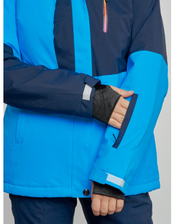 Женский горнолыжный костюм для зимних видов спорта.