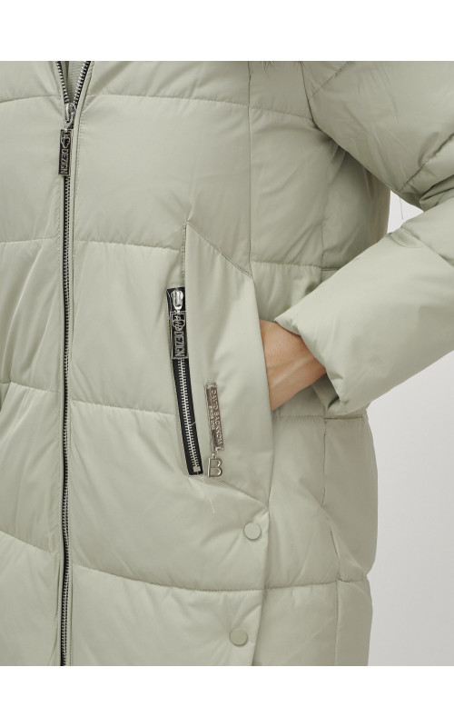 Женская зимняя куртка с меховой опушкой.