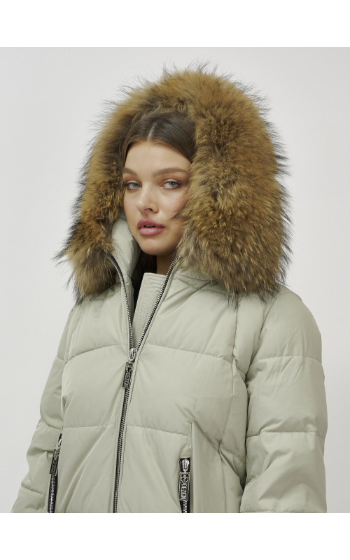 Женская зимняя куртка с меховой опушкой.