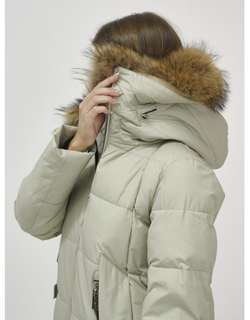 Женская зимняя куртка с меховой опушкой.