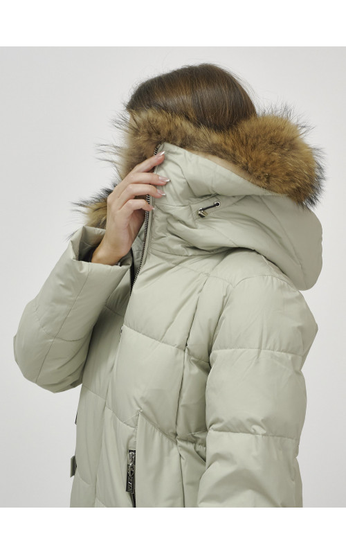Женская зимняя куртка с меховой опушкой.