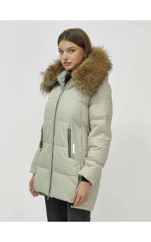 Женская зимняя куртка с меховой опушкой.