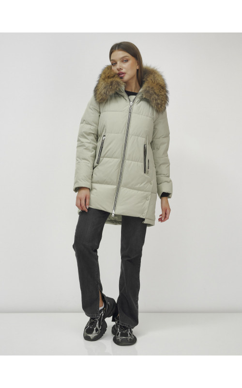 Женская зимняя куртка с меховой опушкой.