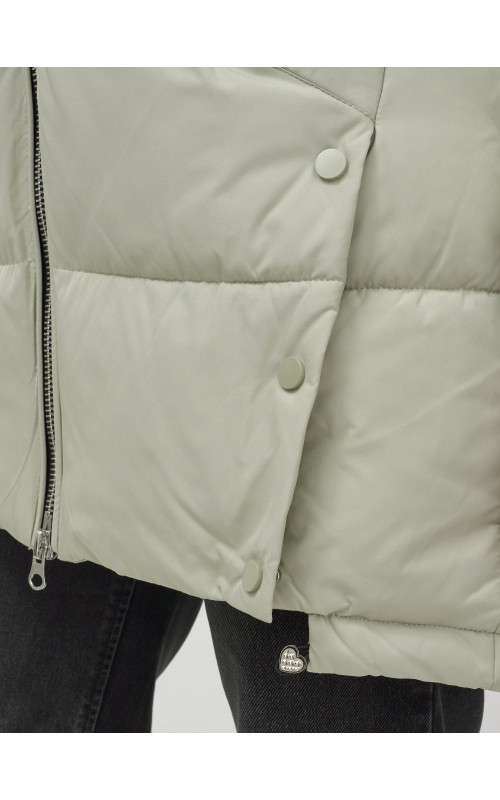 Женская зимняя куртка с меховой опушкой.