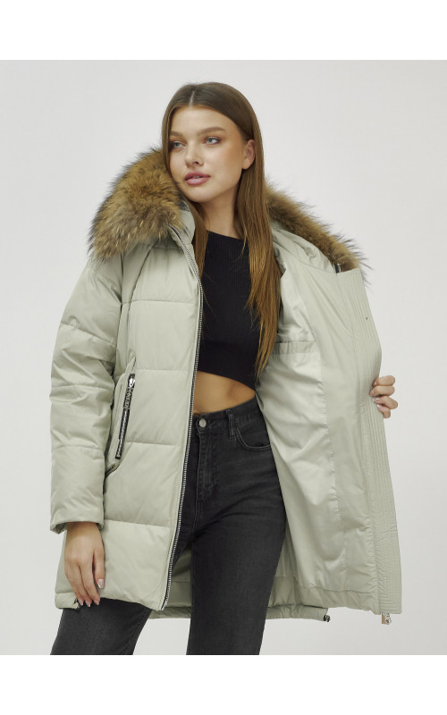 Женская зимняя куртка с меховой опушкой.