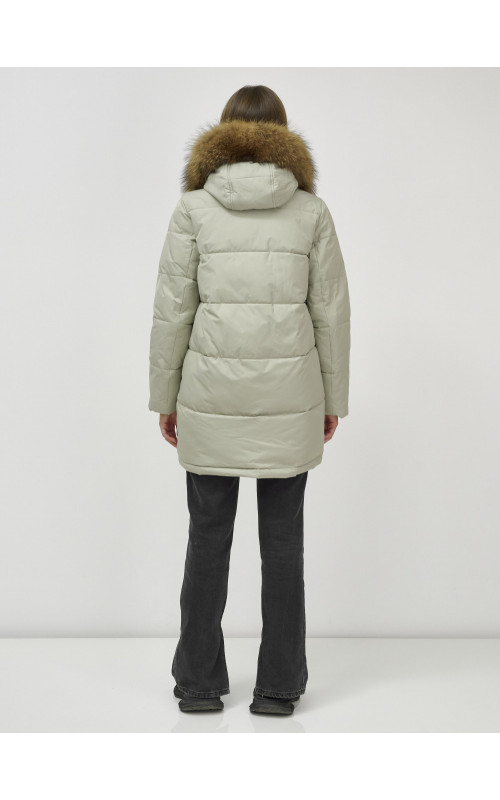 Женская зимняя куртка с меховой опушкой.