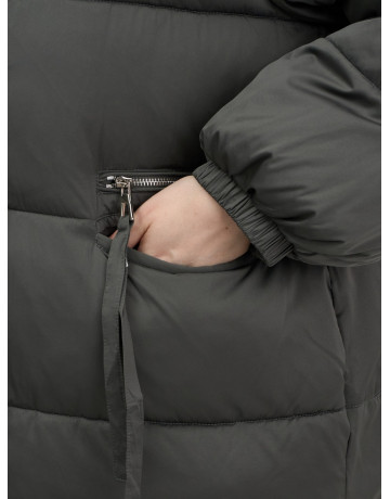 Пуховик с мехом песца, элегантный и стильный, для зимы 2025.