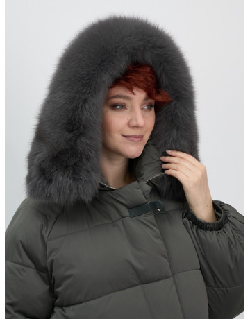 Пуховик с мехом песца, элегантный и стильный, для зимы 2025.