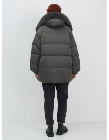 Пуховик с мехом песца, элегантный и стильный, для зимы 2025.