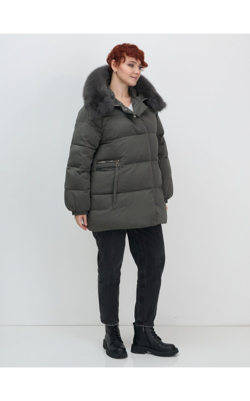 Пуховик с мехом песца, элегантный и стильный, для зимы 2025.