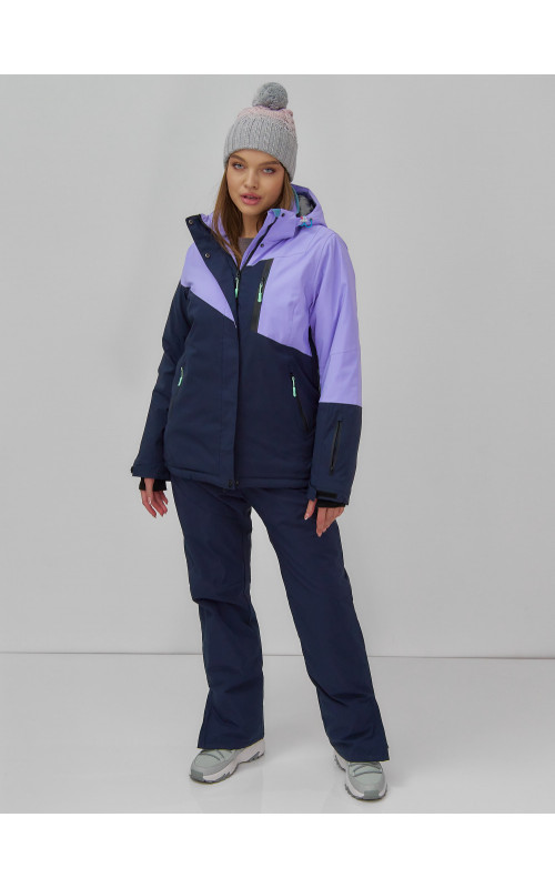 Женский горнолыжный костюм для активного отдыха.