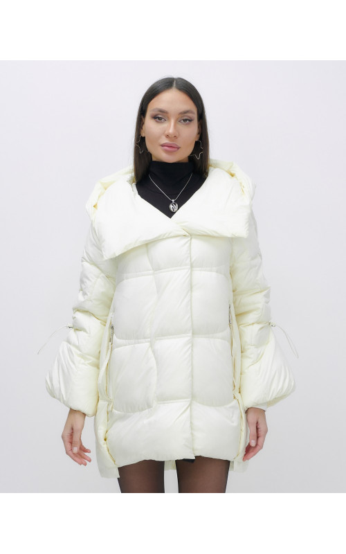 Зимняя женская куртка с капюшоном для холодной погоды.