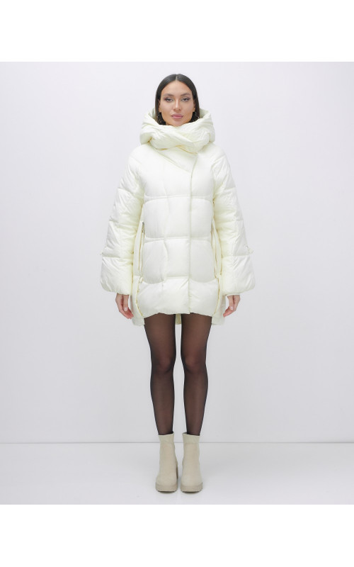 Зимняя женская куртка с капюшоном для холодной погоды.