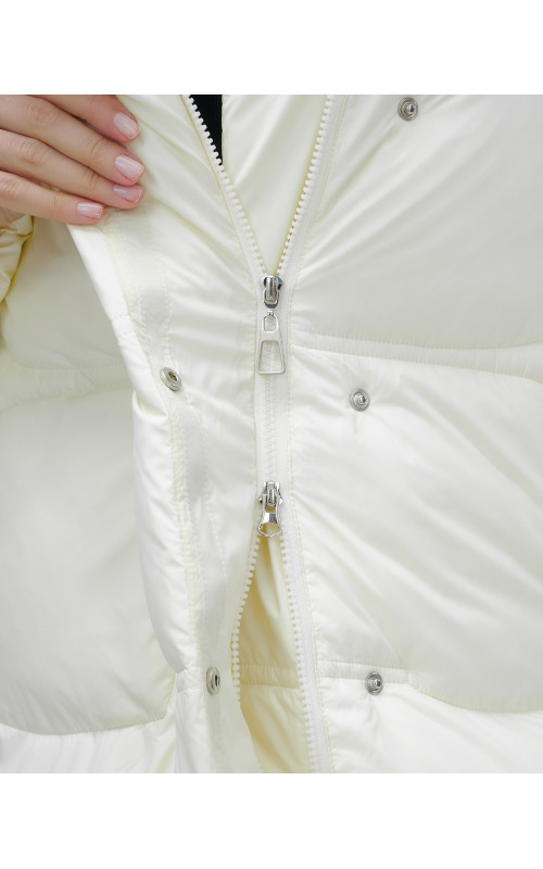 Зимняя женская куртка с капюшоном для холодной погоды.