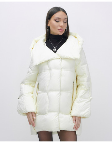 Зимняя женская куртка с капюшоном для холодной погоды.