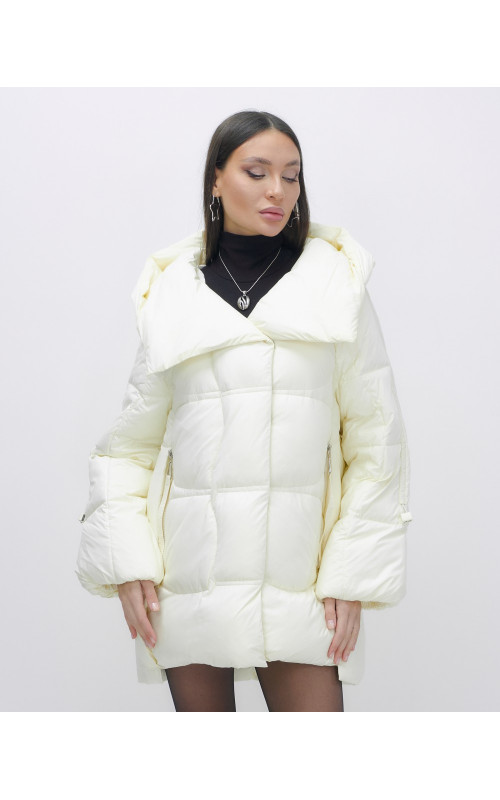 Зимняя женская куртка с капюшоном для холодной погоды.