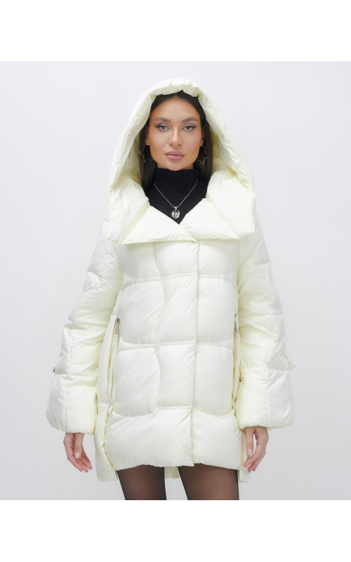 Зимняя женская куртка с капюшоном для холодной погоды.