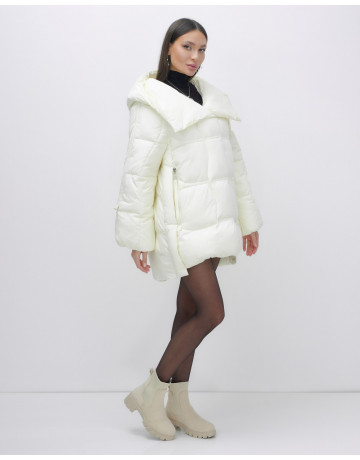 Зимняя женская куртка с капюшоном для холодной погоды.