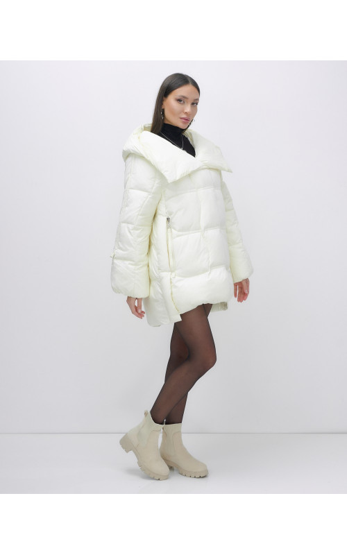 Зимняя женская куртка с капюшоном для холодной погоды.