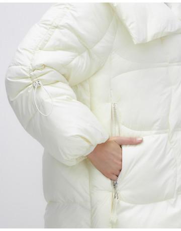 Зимняя женская куртка с капюшоном для холодной погоды.