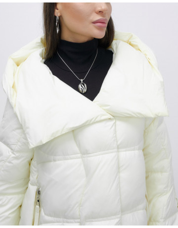 Зимняя женская куртка с капюшоном для холодной погоды.