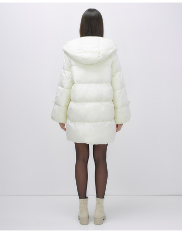 Зимняя женская куртка с капюшоном для холодной погоды.